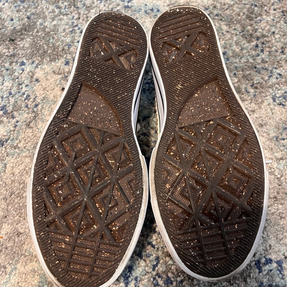 Converse Low Tops Women’s Size 6 / Men’s 4.5 NWOT - Picture 3 of 4